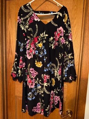 Women’s Plus Black Floral Bell Sleeve V Neck Pullover Dress Size 1X ROZ & ALI